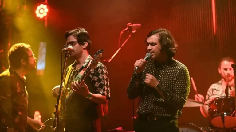 the-rock-review-enjambre-en-el-palacio-de-los-deportes